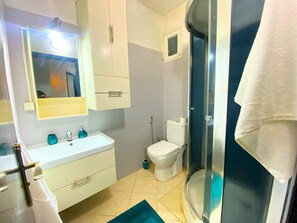 Bidet, asciugamani, sapone, carta igienica