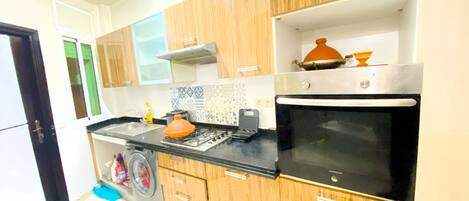 Fridge, oven, coffee/tea maker, electric kettle