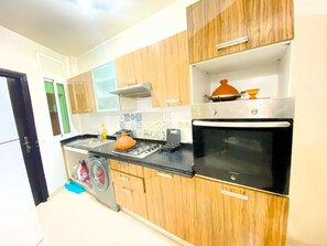 Een koelkast, een oven, een koffiezetapparaat/waterkoker, een waterkoker