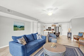 Appart'hôtel, plusieurs lits (Seaside Watch C) | Coin séjour