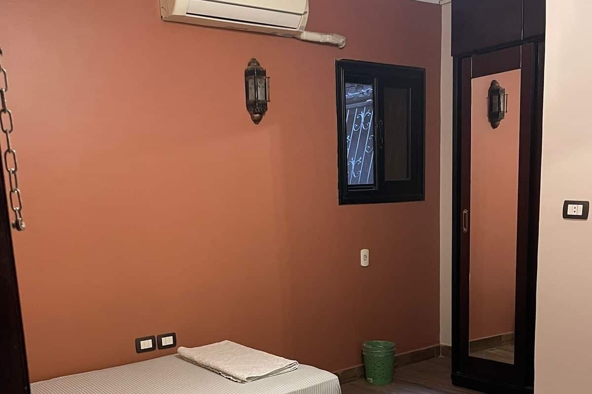 Comfort Tek Büyük Yataklı Oda | Odada kasa, ayrı ayrı dekore edilmiş, ayrı ayrı döşenmiş, ses yalıtımı