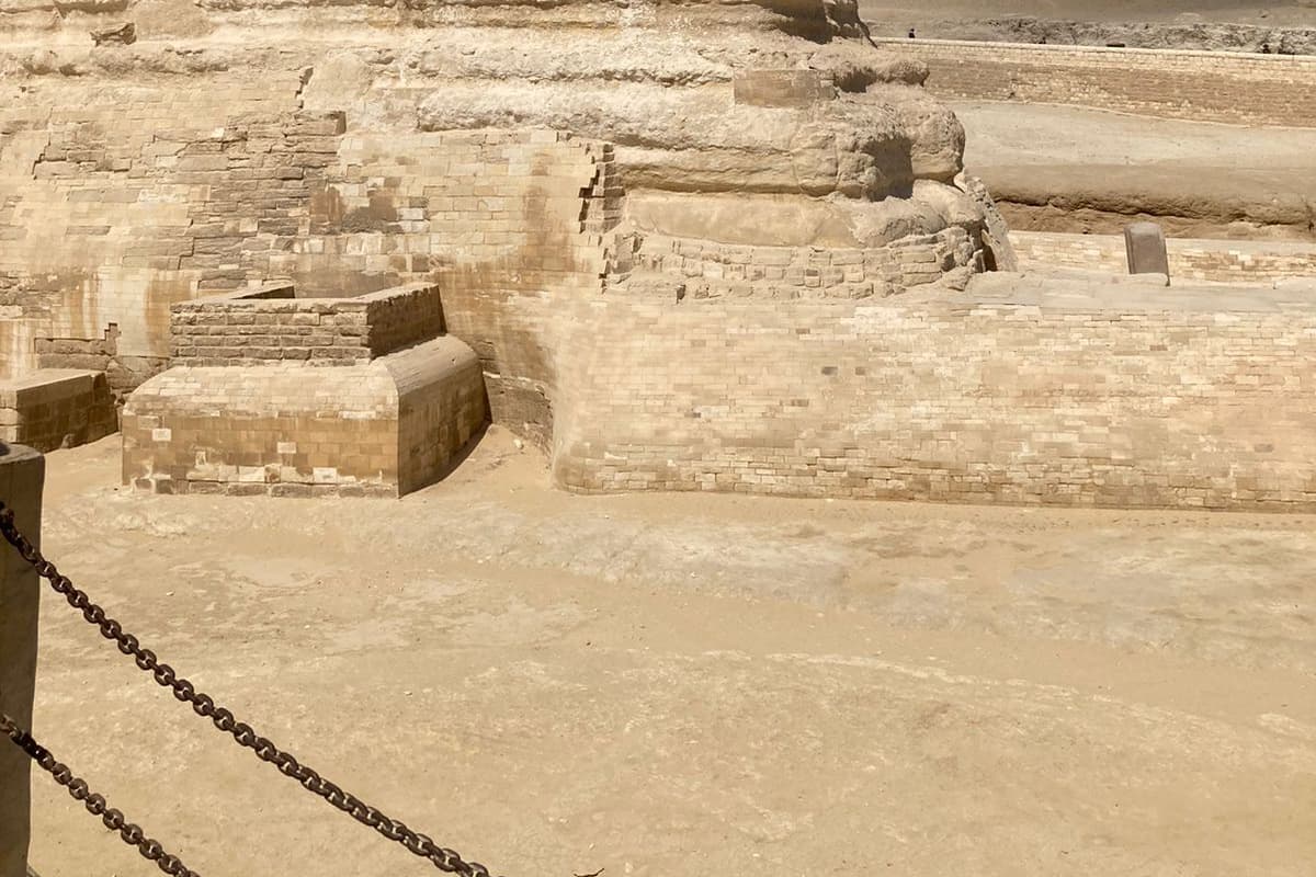 Odada kasa, ayrı ayrı dekore edilmiş, ayrı ayrı döşenmiş, ses yalıtımı