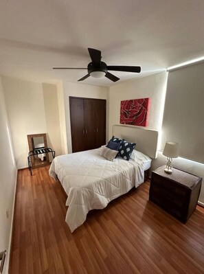 3 soverom, strykejern/-brett og sengetøy