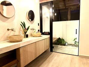 淋浴设施、毛巾、肥皂、洗发水