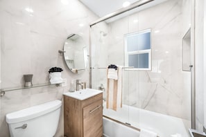 Hair dryer, towels, soap, shampoo - Brand New Remodeled Luxury PB Home w/ Parking and Patio (San Diego)