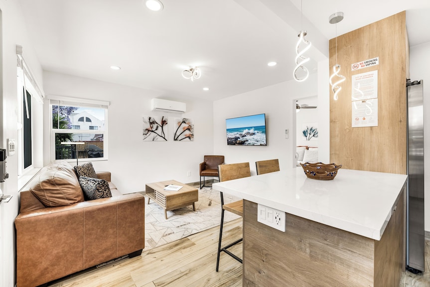 Brand New Remodeled Luxury Pb Home W/ Parking And Patio - La Jolla Cove Beach, CA