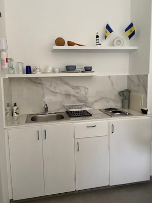 Réfrigérateur, micro-ondes, plaque de cuisson, cafetiÚre/bouilloire