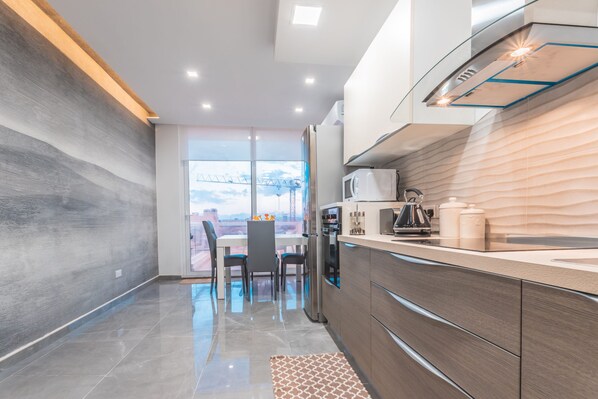 Réfrigérateur, four à micro-ondes, un four, lave-vaisselle