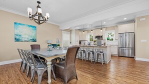 Signature-Haus, 5 Schlafzimmer, Nichtraucher, Balkon | Essbereich im Zimmer