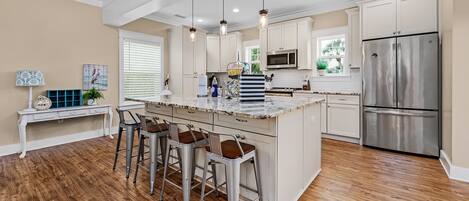 Signature House, 5 Bedrooms, Non Smoking, Balcony | Private kitchen | Fridge, microwave, oven, stovetop