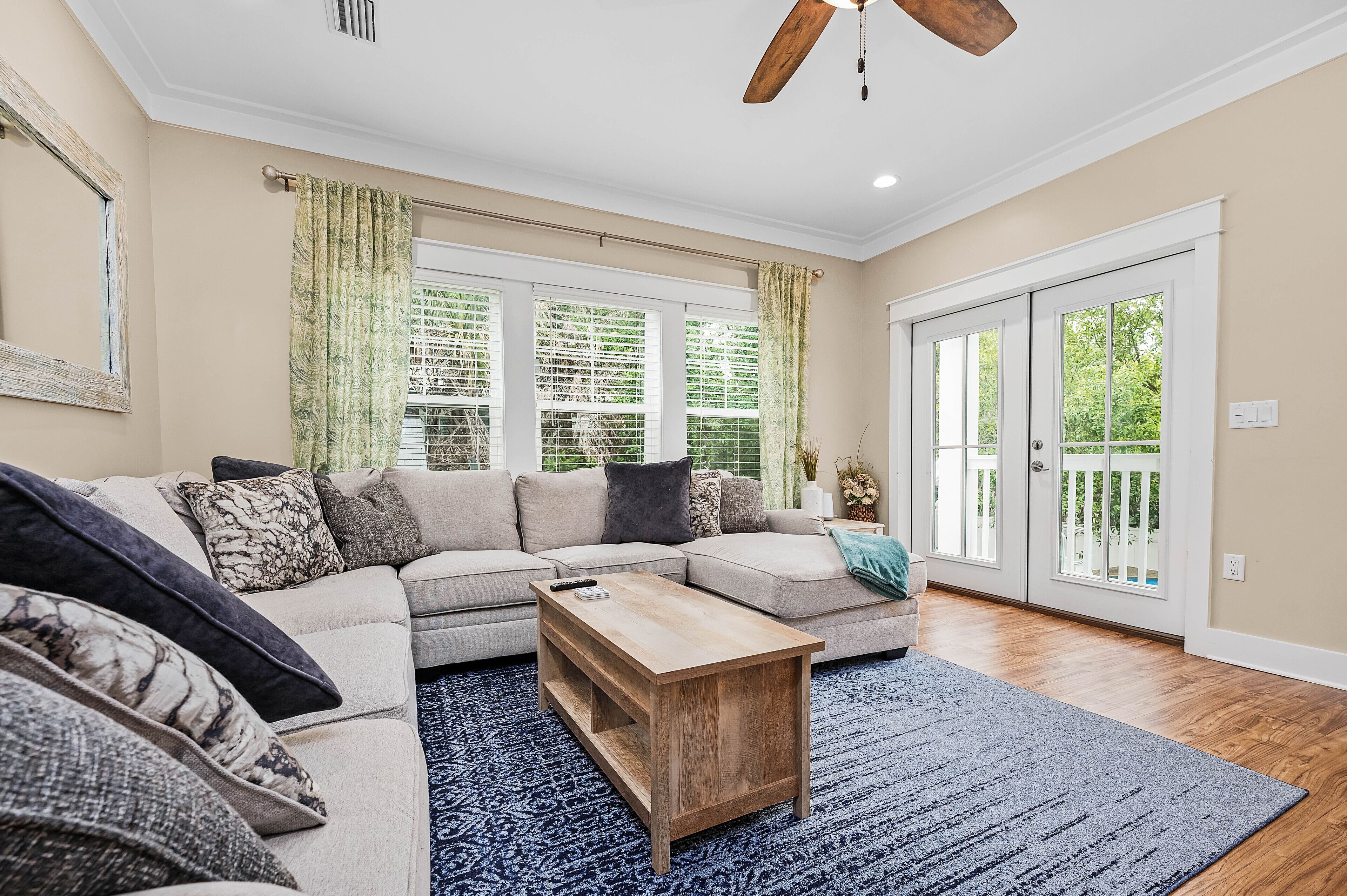 Rumah Khas, 5 kamar tidur, Bebas Asap Rokok, balkon | Ruang keluarga | Smart TV 50-inci dengan saluran TV digital, Netflix, dan buku