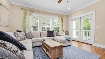 Rumah Khas, 5 kamar tidur, Bebas Asap Rokok, balkon | Ruang keluarga | Smart TV 50-inci dengan saluran TV digital, Netflix, dan buku