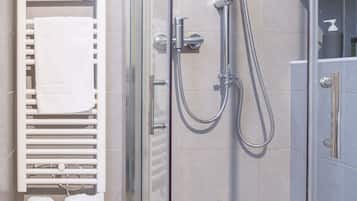 Regadera, secadora de cabello, bidet, toallas