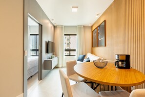 Appartamento Deluxe | Cucina privata | Frigorifero con congelatore, microonde, piano cottura, tostapane