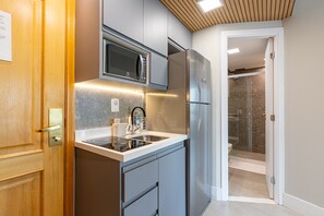 Appartamento Deluxe | Cucina privata | Frigorifero con congelatore, microonde, piano cottura, tostapane