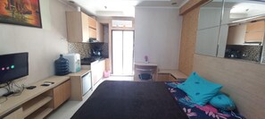 Deluxe Double Room | Desk, laptop workspace, free WiFi, bed sheets - OYO 93480 Apartement Gateway Cicadas By Kelola Room (Bandung)