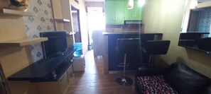 Family Suite | Living area | 32-inch flat-screen TV with cable channels - OYO 93480 Apartement Gateway Cicadas By Kelola Room (Bandung)