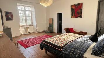 6 slaapkamers, een bureau, een strijkplank/strijkijzer, gratis wifi