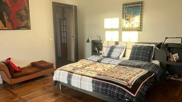 6 bedrooms, desk, iron/ironing board, free WiFi