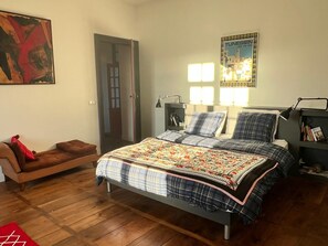 6 slaapkamers, een bureau, een strijkplank/strijkijzer, gratis wifi