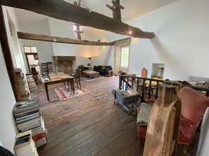 Smart-tv, een open haard, een tafeltennistafel en boeken