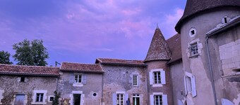 Charmant Château Charentais Familial en Bord de Rivière