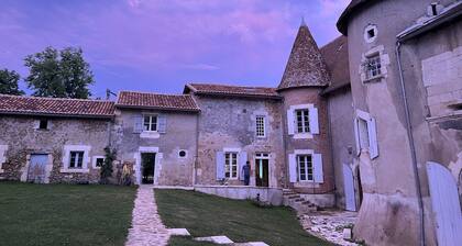 Charmant Château Charentais Familial en Bord de Rivière
