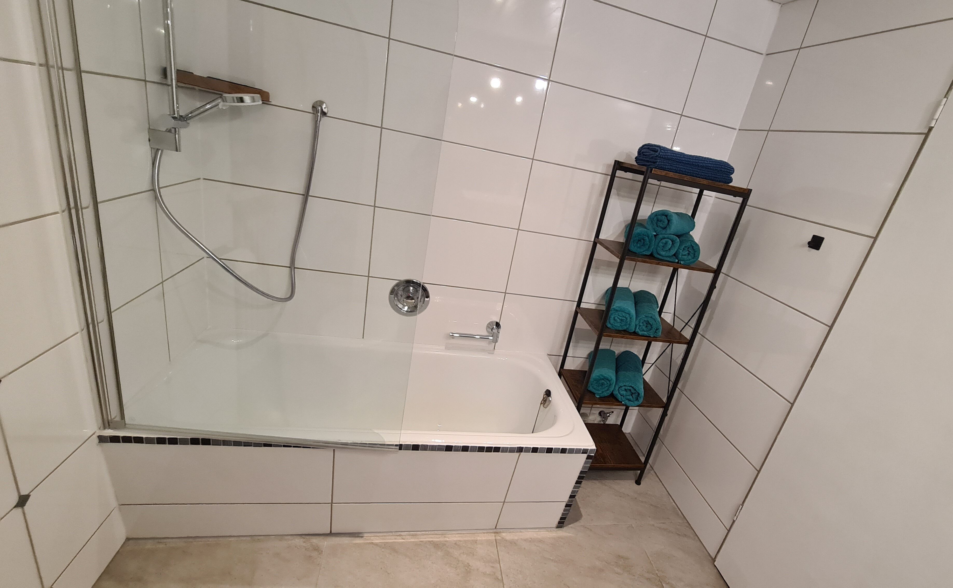 Haartrockner, Handtücher, Seife, Toilettenpapier