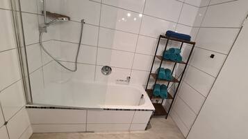 Haartrockner, HandtĂŒcher, Seife, Toilettenpapier