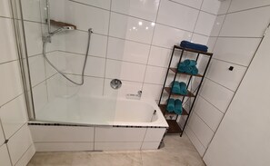 Secador de cabelo, toalhas de banho, sabonete, papel higiênico