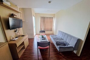 Familiesuite | Oppholdsområde | En 32-tommers Flatskjerm-TV med kabel-kanaler