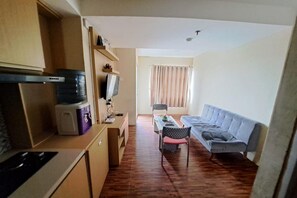 Familiesuite | Oppholdsområde | En 32-tommers Flatskjerm-TV med kabel-kanaler