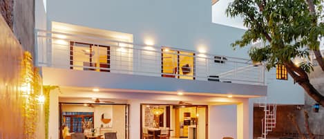 Utendørsbasseng og et oppvarmet basseng