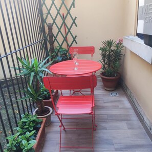 Outdoor dining - Cozy studio apartment with small terrace (Milano)