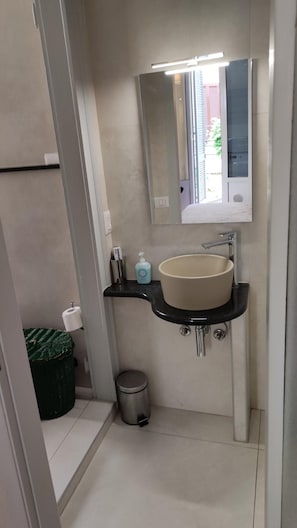Shower, hair dryer, towels, soap - Cozy studio apartment with small terrace (Milano)