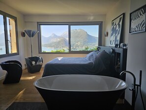 5 bedrooms, desk, iron/ironing board, WiFi