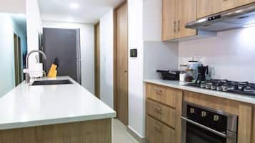 Kühlschrank, Mikrowelle, Kochgeschirr/Geschirr/Besteck