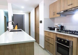 Refrigerador, microondas y utensilios de cocina