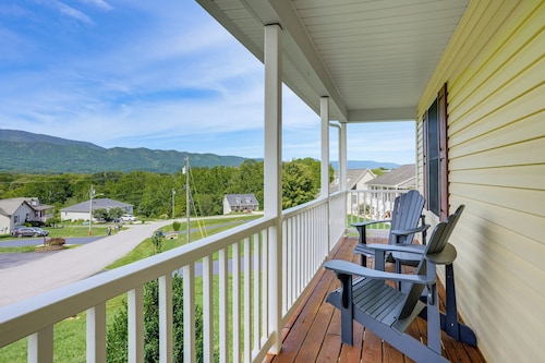 Charming Shenandoah Retreat w/ Deck!