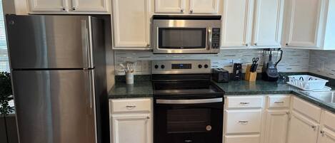 Réfrigérateur, four à micro-ondes, un four, surface de cuisson