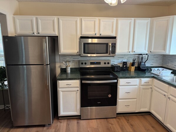 冷蔵庫、電子レンジ、オーブン、コンロ