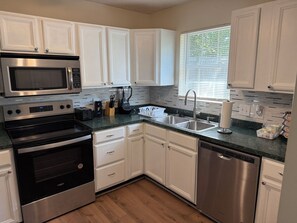 Fridge, microwave, oven, stovetop - Haven - Uptown/Airport Corridor (Charlotte)