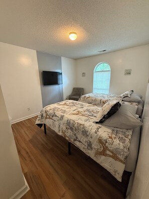 3 室のベッドルーム、デスク、WiFi