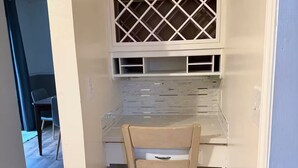 Een studeerkamer met bureau, stoel en ingebouwde boekenkasten.