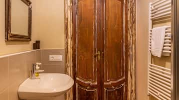 Secadora de cabello, bidet, toallas, jabón