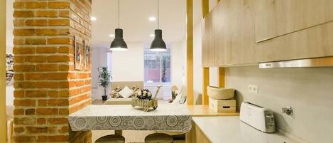 Réfrigérateur, micro-ondes, four, plaque de cuisson