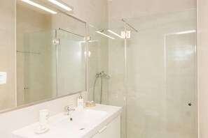 Douche, sèche-cheveux, serviettes fournies, papier toilette