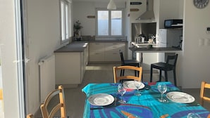 A modern kitchen with a dining area. - Maison Neuve Livrée Début 2024 (Penmarc'h)