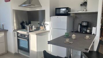 Een koelkast, een microgolfoven, een oven, een kookplaat