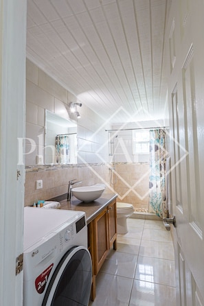 Shower, towels, toilet paper - Magnifique Appartement Les Pieds Dans L'eau à Grand Case (Grand-Case)